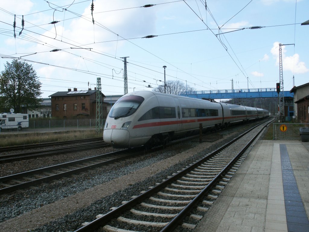 Knapp eine Stunde zuvor kam ICE 411 051-6 als Ersatzzug fr den 2212 von Rostock nach Bergen/Rgen.Am 21.April fotografierte ich den ICE als Dieser von Binz nach Stralsund durch Bergen/Rgen kam.Am nchsten Tag wird der ICE wieder in Bergen/Rgen sein und als Ersatzzug 2513 Binz-Rostock fr den IC 2213 fahren.