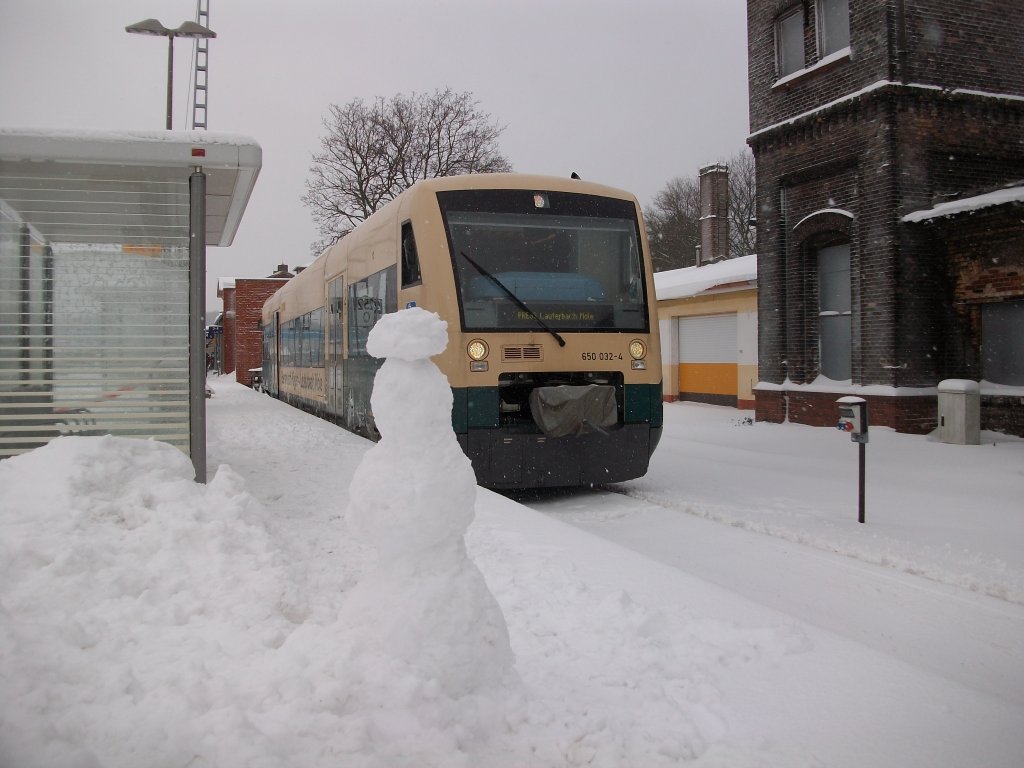 Kollege Schneemann wollte am 23.Dezember 2010 mit dem PRESS VT650 032 mit,als Dieser in Bergen/R�gen am Bahnsteig wartete.