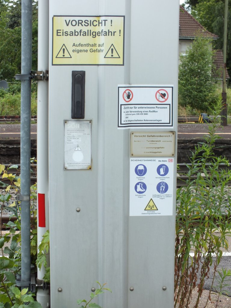 Kuriosit�ten in Weinheim II: Da es an der badischen Weinstra�e wohl h�ufig sehr kalt ist, besteht an dieser Funkantenne erh�hte Eisabfallgefahr. Und wenn's mal w�rmer wird, besteht die Gefahr vom Blitz getroffen zu werden. Ich kann mich nur der aufgeklebten Warnung anschlie�en: Weitr�umig meiden!