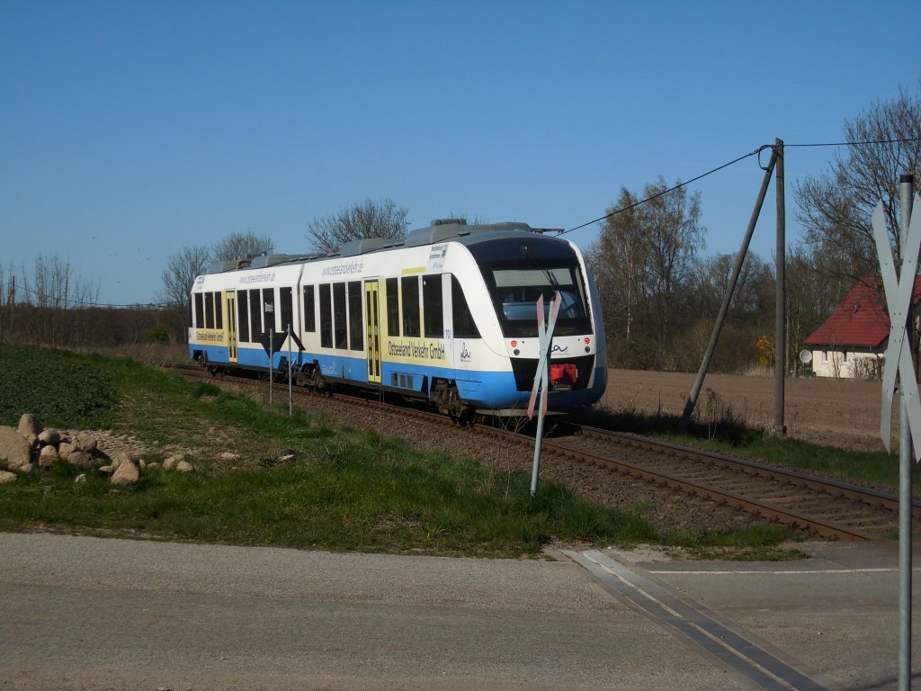 Lange Zeit der Stammtriebwagen zwischen Bergen/R�gen und Lauterbach Mole der OLA-Triebwagen 701.Am 18.April 2009 unterwegs nach Bergen/R�gen bei Pastitz.