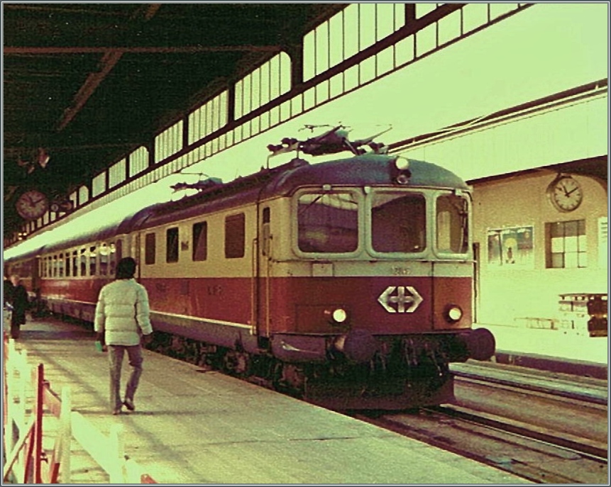Leider ein recht schlechtes 110-Film Bild zeigt hier die SBB Re 4/4 I mit dem TEE Rheingold nach Amsterdam kurz vor der Abfahrt in Genve.
6. Mrz 1982