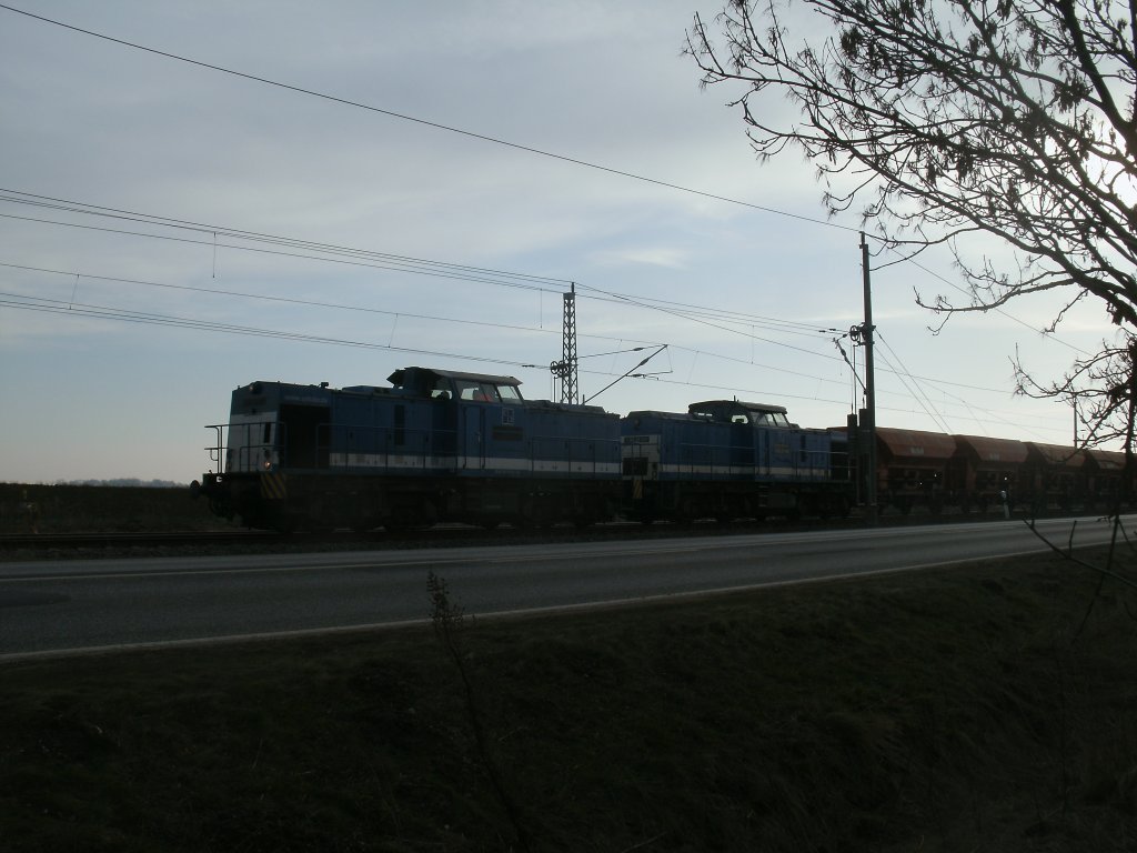 Leider stand zum Zeitpunkt meiner Aufnahme die Sonne ung�nstig.Am 06.M�rz 2013 standen die Spitzke V100-SP-007 und V100-SP-010 mit einem Schotterzug bei Rambin.