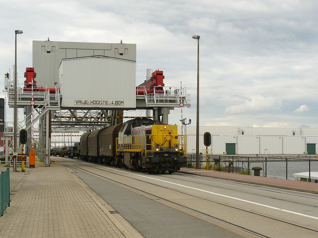 locomotief 7803 Oosterweelbrug Antwerpen 22-06-2012.
Lok 7803 Oosterweelbrcke Antwerpen 22-06-2012.