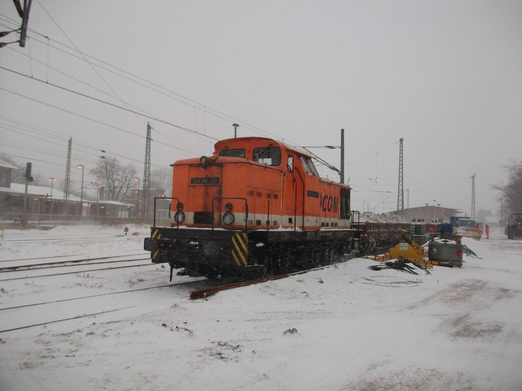 LOCON-102 auf der verschneiten Ladestra�e in Bergen/R�gen am 02.Dezember 2010.