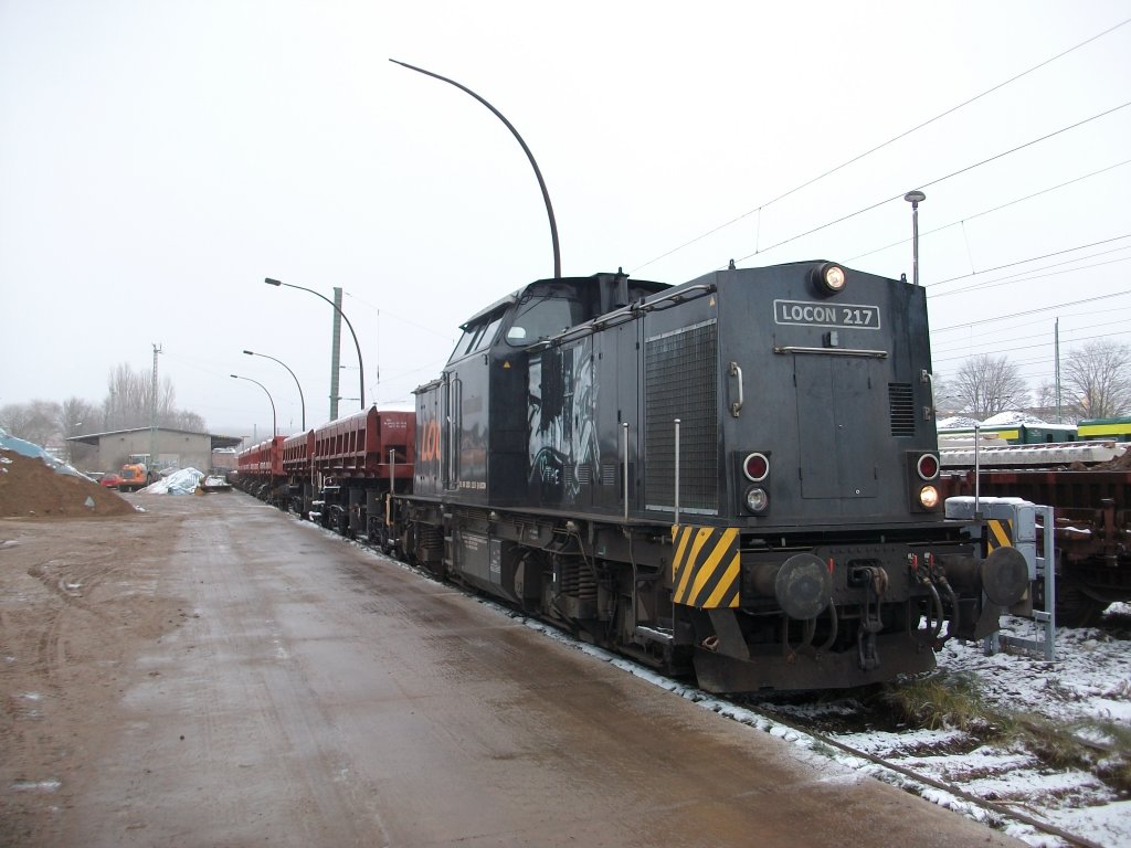 LOCON-217 holte,am 26.November 2010,von der Ladestrae in Bergen/Rgen,mit Schotter beladene Seitenkippwagen ab.