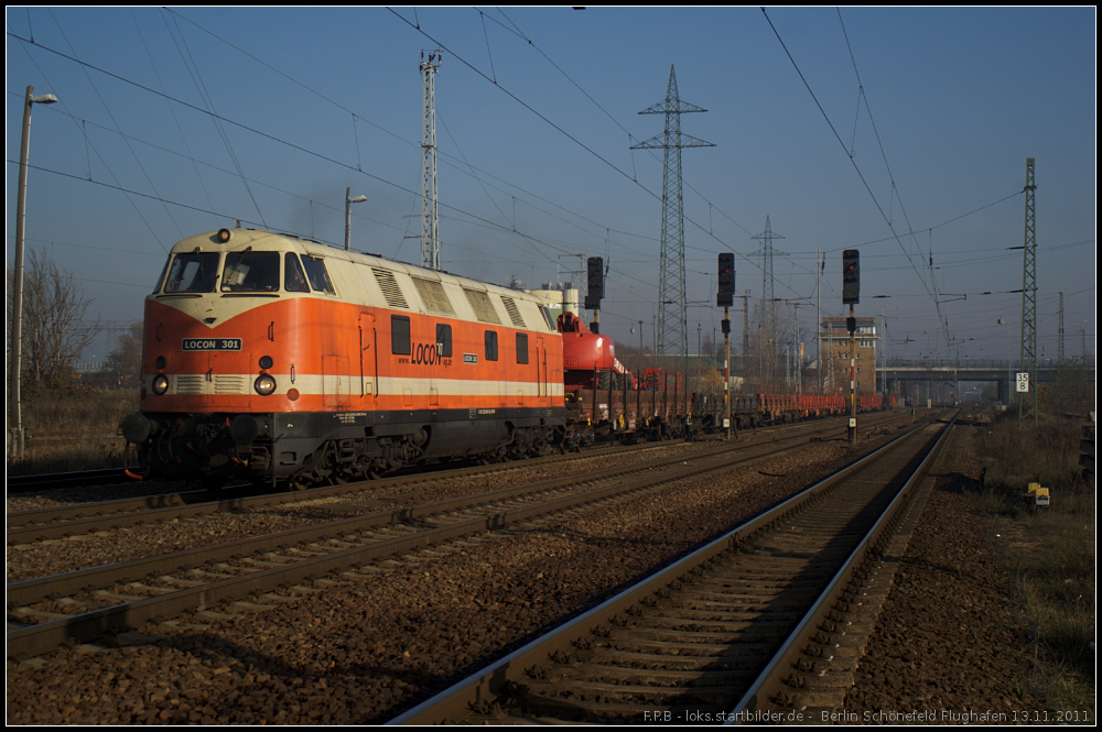 LOCON 301 / 228 656 fuhr mit Rungenwagen am 13.11.2011 durch den Bahnhof Berlin Schnefeld Flughafen