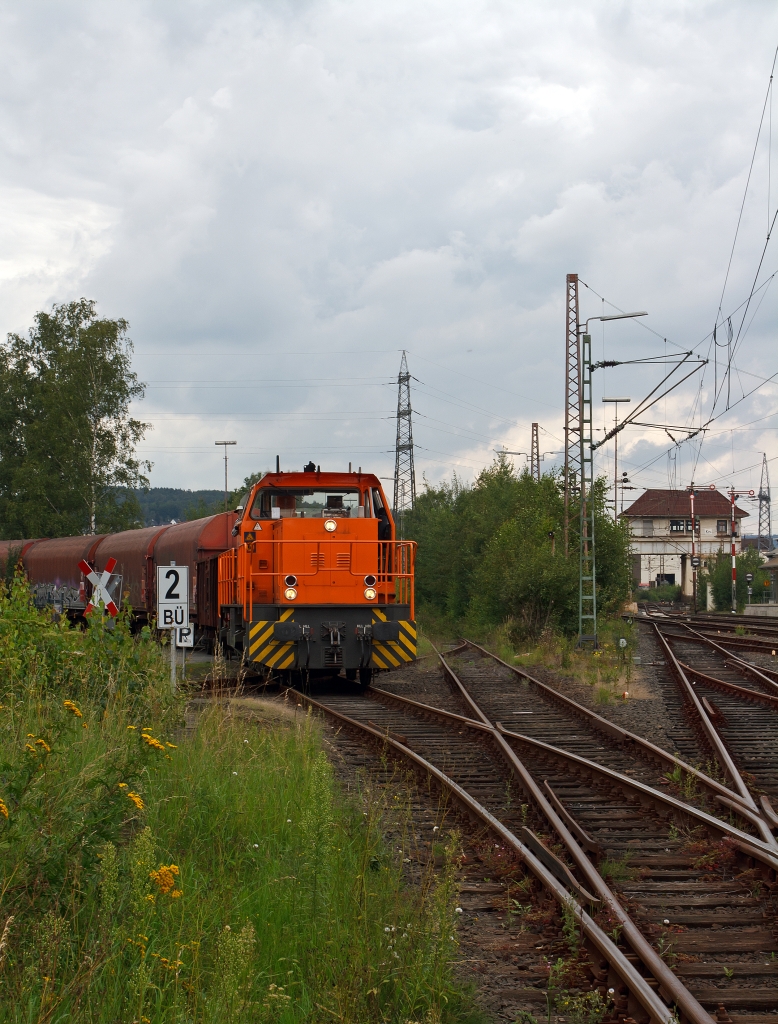Lok 45 (MaK G 1204 BB) der  Kreisbahn Siegen-Wittgenstein (KSW) mit Gterzug kommt am 16.08.2011 in Kreuztal von der KSW-Gleisanlge und fhrt aufs DB Gleis ein.