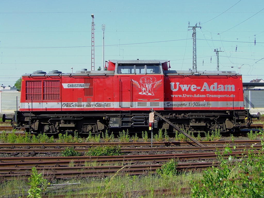 
Lok Adam 11  Christina  der  Fa. Uwe-Adam-Transporte am 24.05.2009 abgestellt in Troisdorf. Die Lok eine V 100.1 wurde bei LEW in Hennigsdorf 1973 (Fabr.-Nr.13915) gebaut , 1990 erfolgte der umbau in DR 112 597-0 und 1992 die Umbezeichnung in 202 597-1 und 1999 die Ausmusterung bei der DB.