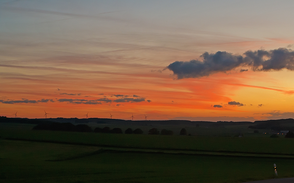 Luxemburg ist einfach auch ein wundersch�nes Ferienland.....
...und besteht bei weiten nicht nur aus der Stadt Luxemburg.
Unser netter Busfahrer hat mal eben am 1506.2013 (22:19 Uhr) angehalten damit ich dieses Bild machen konnte. 
Bei Clervaux (Luxemburg) in Richtung Belgien geschaut.