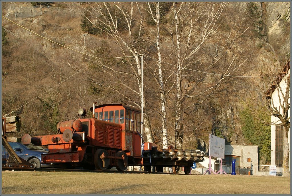 Man knnte darber diskutieren ob dies noch eine Lok ist oder schon Schrott...
Dekoration bei einem Wasserkraftwerk bei Pisse-Vache im Wallis am 14.3 Feb. 2012