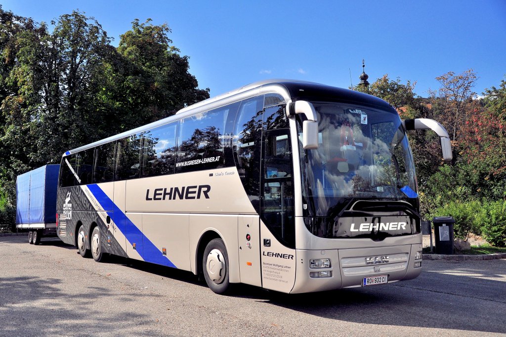 MAN LIONs COACH mit Radhnger von LEHNER Reisen aus Obersterreich am 20.9.2012 in Krems an der Donau.