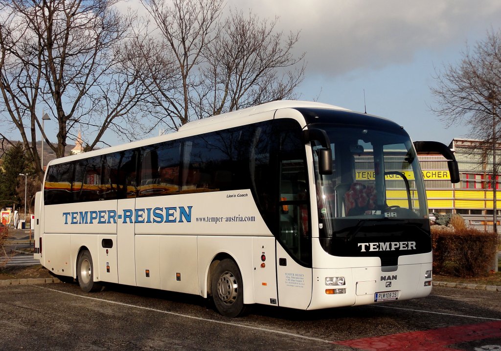 MAN LIONs COACH von TEMPER Reisen aus Nieder�sterreich am 20.12.2012 in Krems an der Donau.