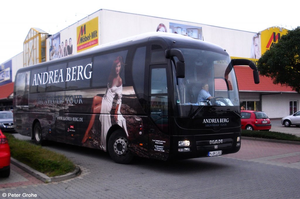 MAN Werbebus Andrea Berg, Promotion f�r Abenteuer Tour, fotografiert in Bernburg am 10.10.2011