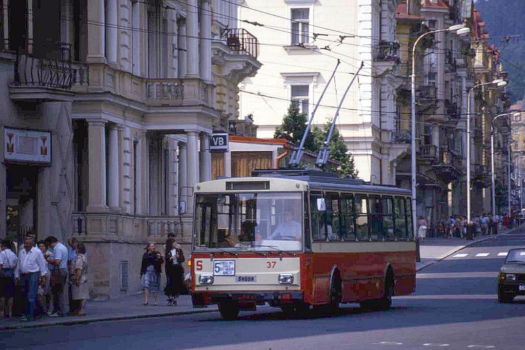 Marienbad in Tschechien
Am 19.6.1988 als ich diesen Skoda Trolleybus im der Stadtmitte von
Marianske Lazne fotografierte, hie das Land aber noch Tschechoslowakei.
