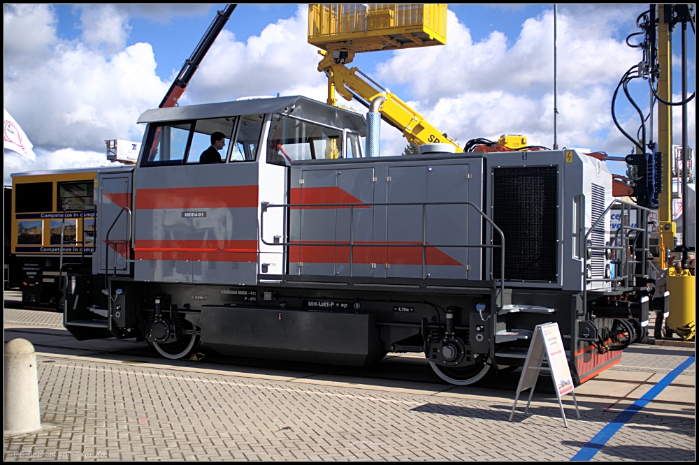 MDD4-01 des bulgarischen Herstellers Express Servive OOD auf der InnoTrans 2012 in Berlin. Mit einer Leistung von 403 kW hat sie das optimale Leistungsgewicht. Die MDD 4 eignet sich f�r schwere Anwendungen in industriellen Gleisanlagen, Bahnh�fen, H�fen und Terminals. Diese Lokomotive ist in der Lage, auch schwere Z�ge mit niedriger Betriebsgeschwindigkeit zu ziehen. Die hohe Anfahrzugkraft von 135 kN ist auf die speziell ausgew�hlten Kraft�bertragungskomponenten zur�ckzuf�hren.
<br><br>
Die Abgasnorm Stufe IV geh�rt zur Standardausstattung und die Installation der Fernbedienung ist eine Option. Die H�chstgeschwindigkeit der Lokomotive betr�gt 60 km/h und kann elektronisch auf 30 km/h begrenzt werden, wenn solche Vorschriften gelten. MDD 4-Lokomotiven erf�llen die TSI-Anforderungen und sind in mehreren europ�ischen L�ndern homologiert.