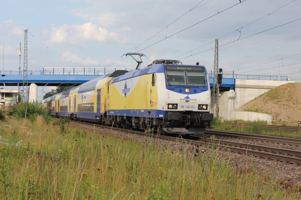 ME 146 04 bei der Einfahrt Mit Winkenden Lokf�hrer im Bahnhof Tostedt am 07.07.2011