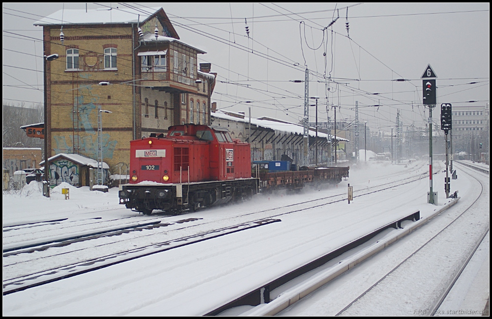 MEG 102 / 204 761-1 war am 29.12.2010 mit dem  Achsenzug  unterwegs, doch diesmal waren keine Achsen auf den beiden Niderbordwagen auszumachen. So ging es mit reichlich Tempo an den staunenden Fotografen am S-Bahnhof Berlin Greifswalder Stra�e vorbei.