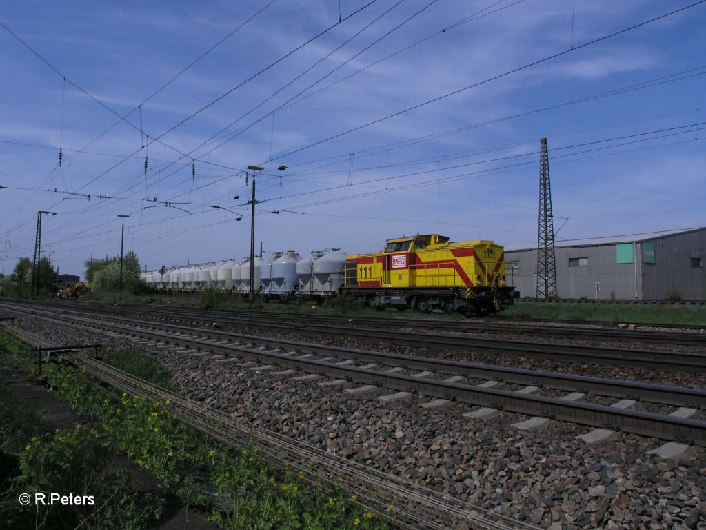 MEG 111 f�hrt in Regensburg Ost mit einem Zementzug aus dem Hafen ein. 29.04.10