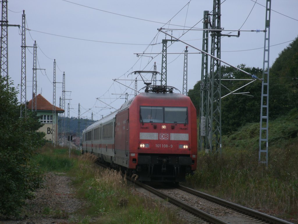 Mein Gl�ck das 101 108,am 21.September 2011,im Abschnitt Rostock-Binz,den IC 2212 Koblenz-Binz zog.Hier bei der Ausfahrt aus Lietzow.