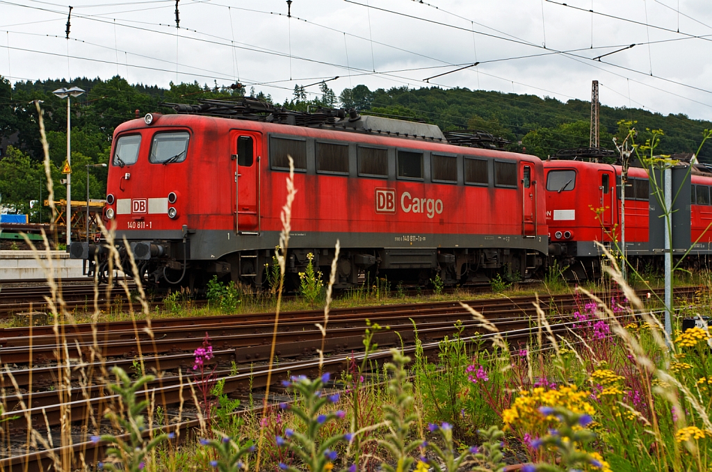 Meine Gartenbahn - Nein es ist doch eine Vollbahn - Ein etwas anderes Lokportrait von einer E-Lok BR die zu meinen Favoriten geh�rt. Hier die 140 811-1 der DB Schenker Rail abgestellt am 16.07.2012 in Kreuztal, dahinter eine 151er.