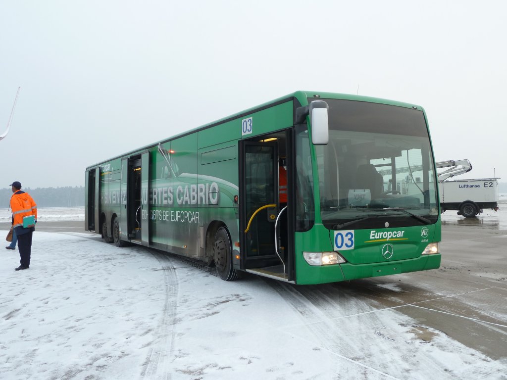 Mercedes Benz als Vorfeldbus vom Flughafen N�rnberg, Februar 2013

