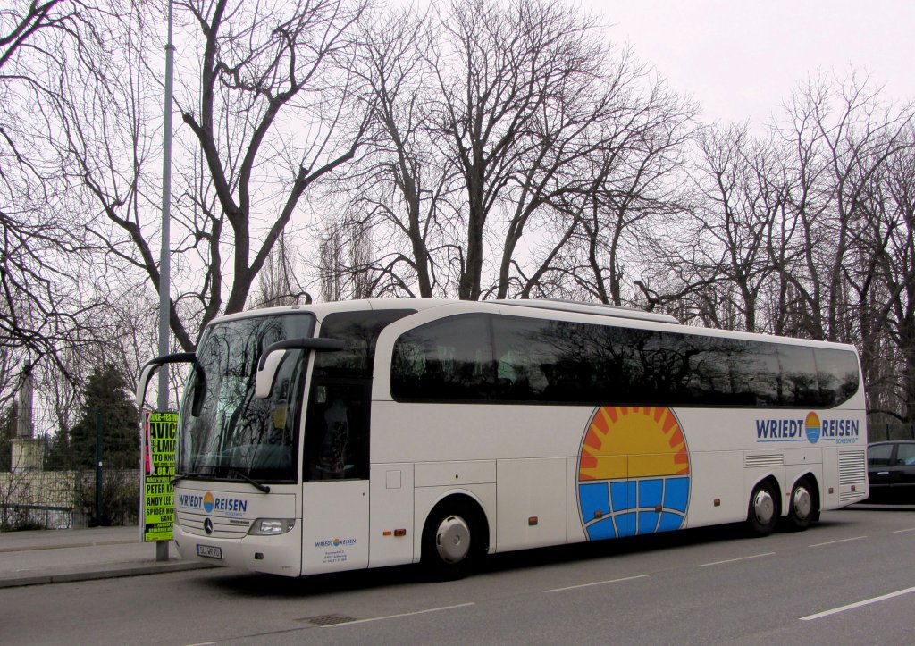 MERCEDES BENZ TRAVEGO von WRIEDT Reisen aus Deutschland im April 2013 in Wien gesehen.