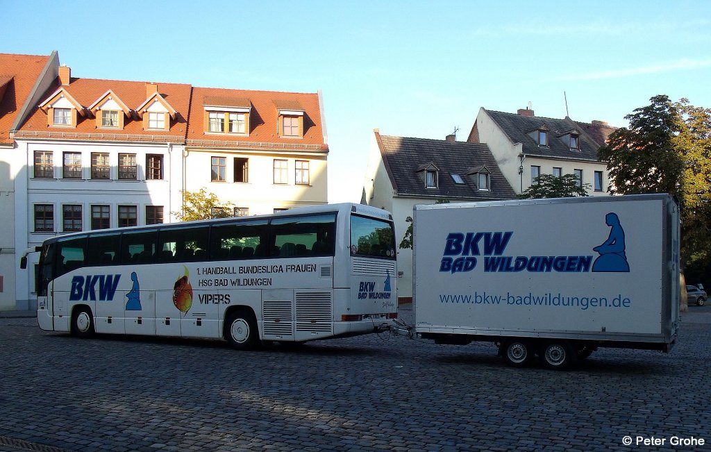Mercedes O 404 der Firma BKW Bad Wildungen mit Anh�nger und Werbung f�r 1. Handball Bundeslige Frauen HSG Bad Wildungen, fotografiert in Bernburg am 18.08.2012