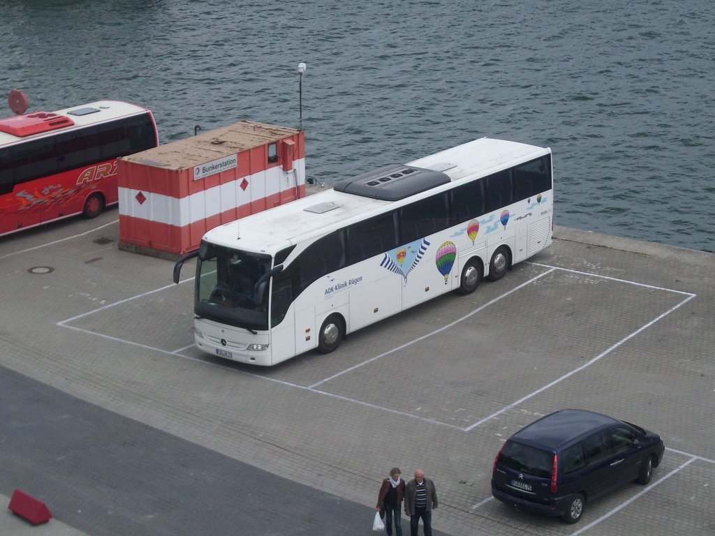 Mercedes Tourismo von der AOK-Klinik Rgen im Stadthafen Sassnitz.