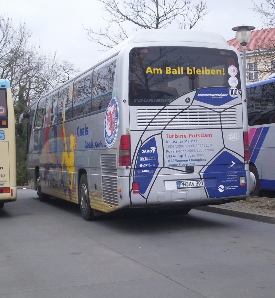 Mercedes Tourismo von Havelbus f�r den 1.FFC Turbine Potsdam in Potsdam.