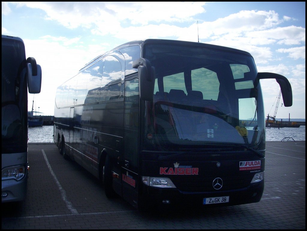 Mercedes Travego von Kaiser aus Deutschland im Stadthafen Sassnitz.