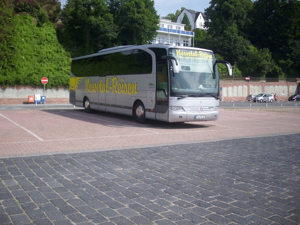 Mercedes Travego von Nessetal Reisen aus Deutschland im Stadthafen Sassnitz.

