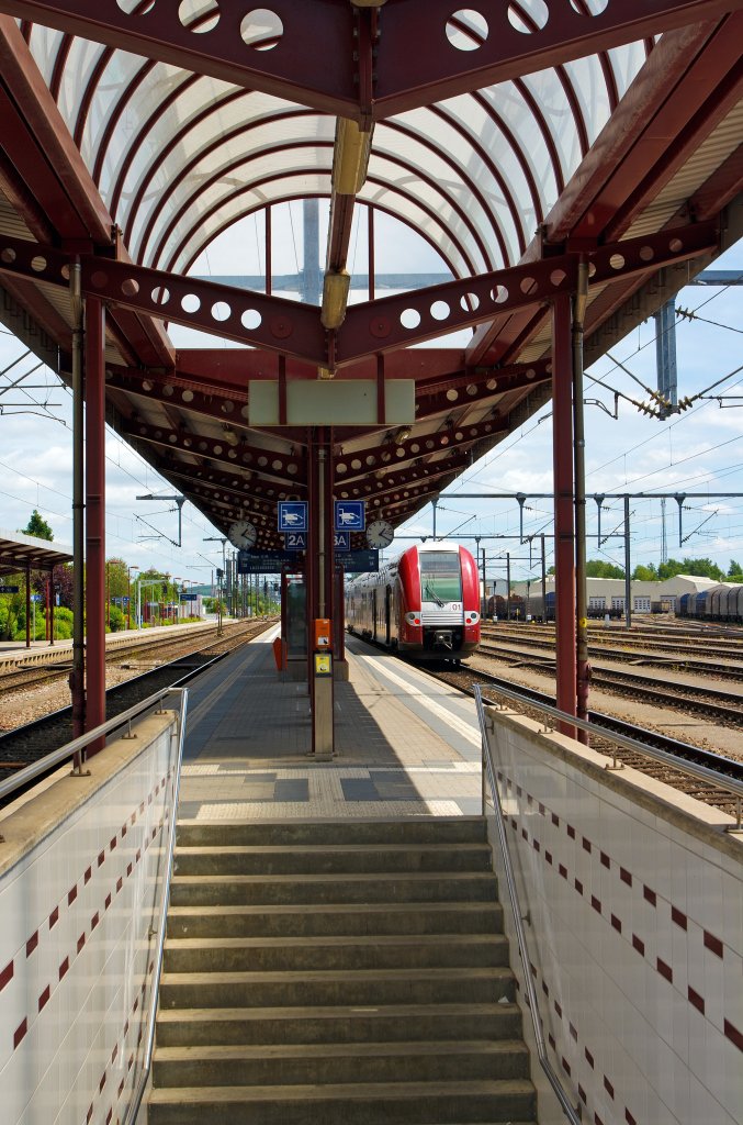 Mir gefallen auch die neuen Bahnsteigberdachungen der Luxemburgischen Bahnhfe sehr, zudem sind hier die Bahnsteige und auch die Treppenabgnge sehr sauber und gepflegt.
Bahnsteig 2 und 3 am 16.06.2013 im Bahnhof Ptange (Piteng).