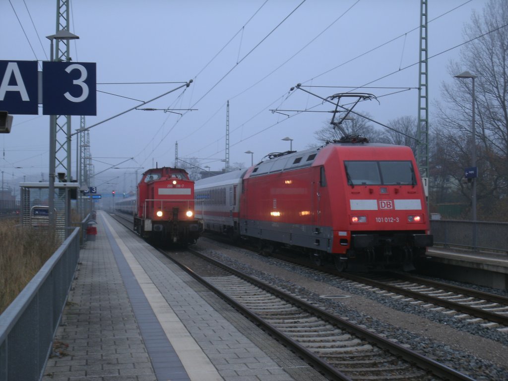 Mistwetter herrschte am 21.November 2012,als 298 318-7 nach Stralsund fahrend auf 101 012-3 mit dem IC 2212 Koblenz-Binz in Bergen/R�gen sich traffen.