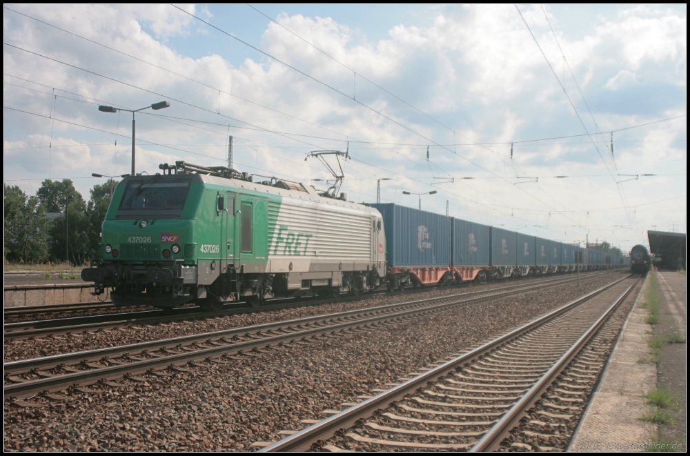 Mit der  Blauen Wand  kommt ITL 437026 / BB 37026 nach Berlin (gesehen Berlin Sch�nefeld Flughafen 10.07.2011)