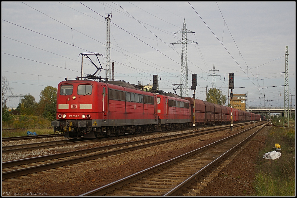 Mit dem Erzzug ist diesmal DB 151 094-0 mit einer Schwesterlok unterwegs (gesehen Berlin Schnefeld Flughafen 06.10.2010 - Update: 07/2012 in Nrnberg Rbf z; 08.08.2012 wiD)