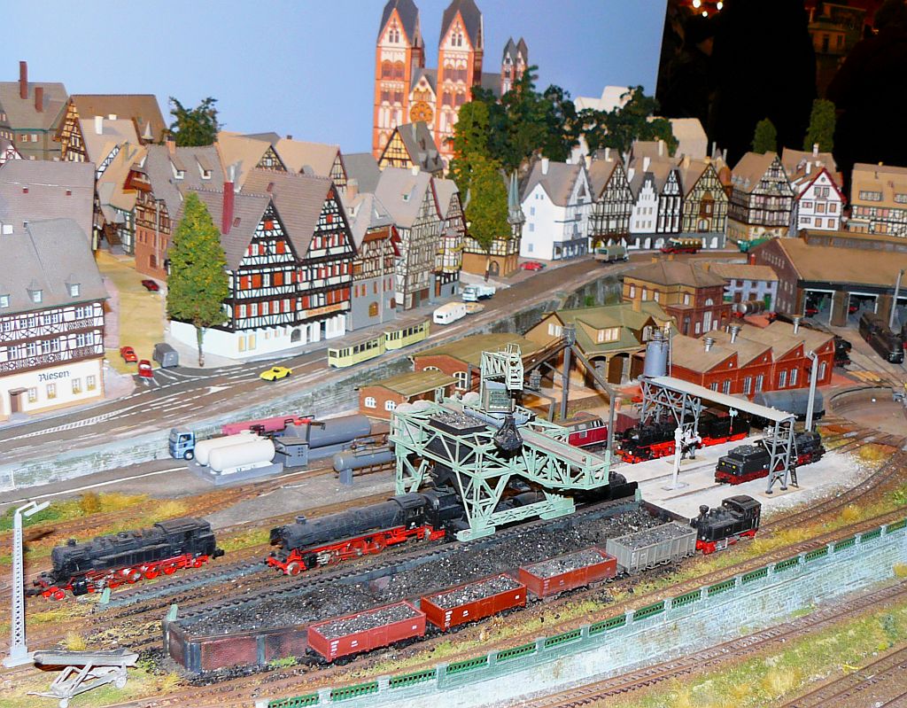 Modellbahn  Lahntalbahn  Masstab 1:160. Nederlandse Modelspoordagen Rijswijk, Niederlande 19-01-2013.

Modelspoorbaan  Lahntalbahn  in schaal N 1:160. Nederlandse Modelspoordagen Rijswijk 19-01-2013.