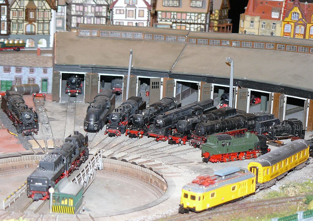 Modellbahn  Lahntalbahn  Masstab 1:160. Nederlandse Modelspoordagen Rijswijk, Niederlande 19-01-2013.

Modelspoorbaan  Lahntalbahn  in schaal N 1:160. Nederlandse Modelspoordagen Rijswijk 19-01-2013.