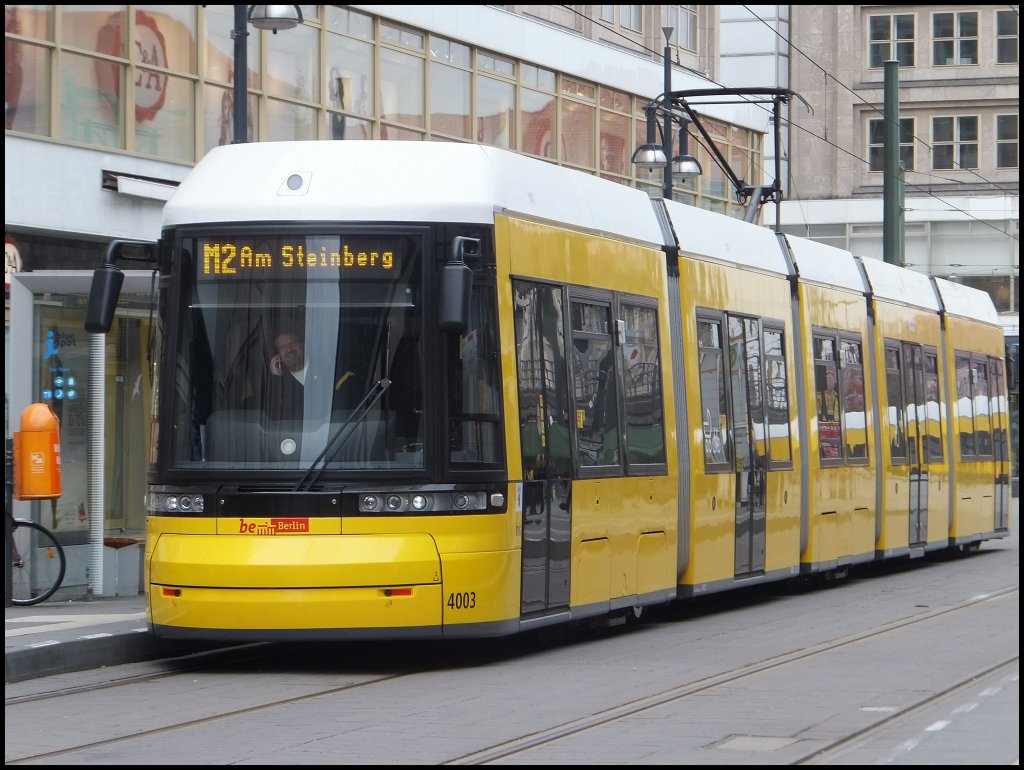 Moderne Stra�enbahn in Berlin am Alexanderplatz. 