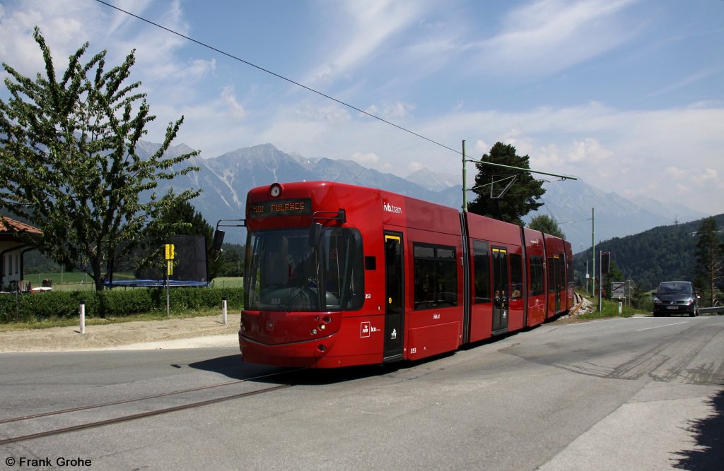 moderner Niederflurtriebwagen der Innsbrucker Verkehrsbetriebe auf der Stubaitalbahn Innsbruck - Fulpmes, Spurweite 1.000 mm, fotografiert in Mutters am 02.07.2010