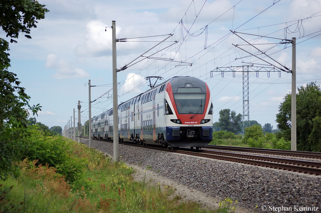 Momentan finden auf der Hamburger Schiene zwischen Nauen und Neustadt(Dosse) Stadler Probefahrten mit einem Doppelstocktriebenwagen RABe 511 (Dosto) statt. Hier kommt gerade 511 001 durch Vietznitz aus Neustadt(Dosse) zur�ck und f�hrt nach Nauen weiter. Netten Gr�� zur�ck! 27.07.2011