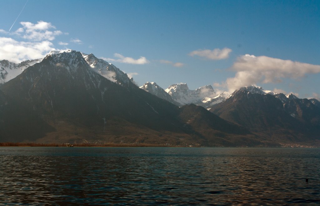 Montreux am 26.02.2012:Der Blick ber den Lac Lman (Genfersee) auf die franzsische Seeseite und Alpen.