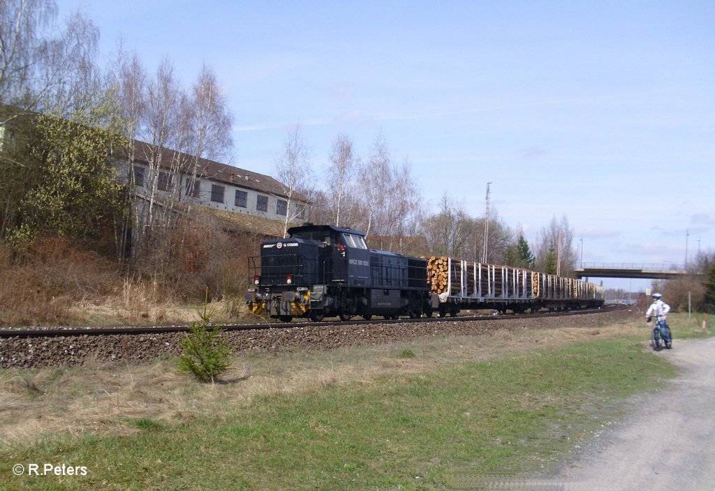MRCE 500 1592 verl�sst Wiesau/Oberpfalz mit einem Holzzug. 09.04.10