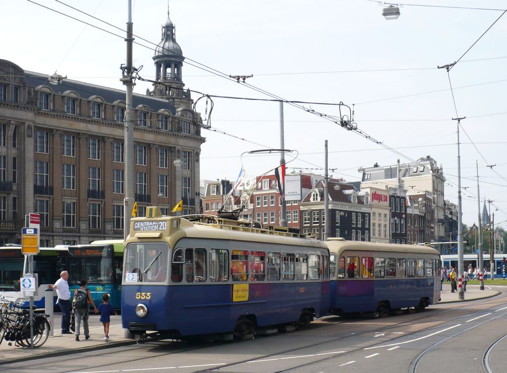 Museumstrassenbahn GVB 533 und Beiwagen 987. Gebaut von Werkspoor in 1950. Prins Hendrikkade Amsterdam 21-08-2011.

Museumtram GVB 533 en bijwagen 987 beide gebouwd door Werkspoor in 1950. Prins Hendrikkade Amsterdam 21-08-2011.