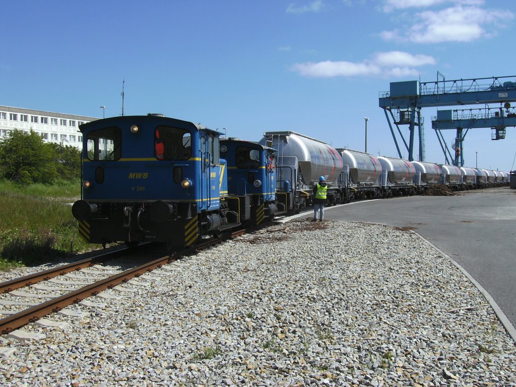 MWB-V241 und V250 rangieren am 26.Mai 2010 in Mukran.