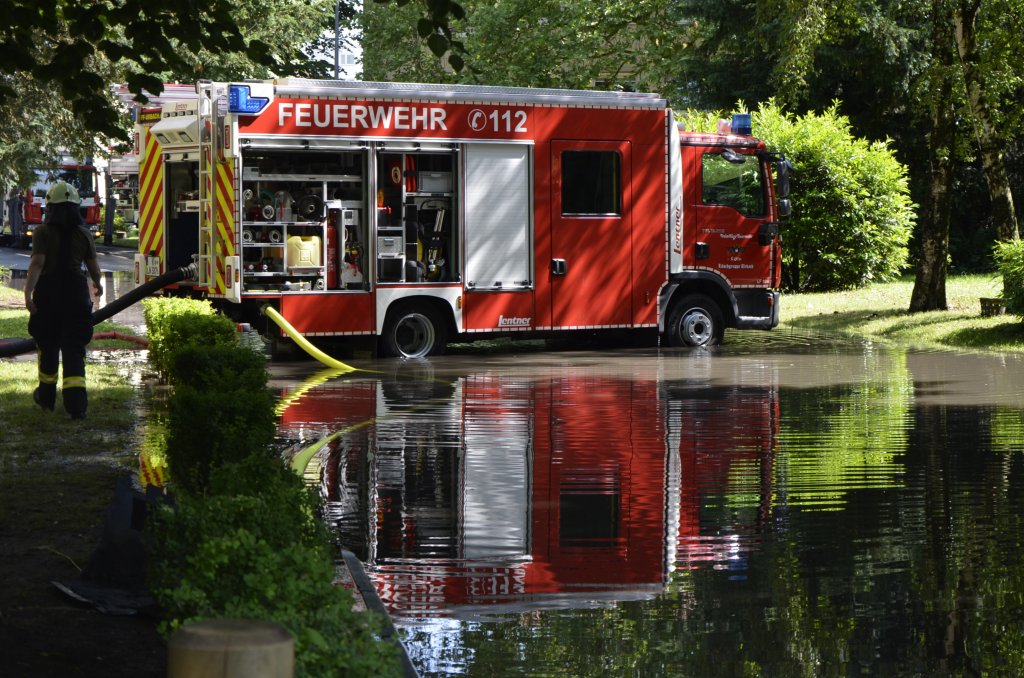 Nach dem sintflutartigen Regen am 20.06.13 musste das LF UB 1 der Freiwilligen Feuerwehr K�ln, L�schgruppe Urbach (MAN TGL 12.250, Bj 2012, Aufbau Lentner) welches hier quer �ber der auf 200m �bersp�lten Stra�e steht, mehrere Stunden zum Leerpumpen eines vollst�ndig �berfluteten Kellers eingesetzt werden.