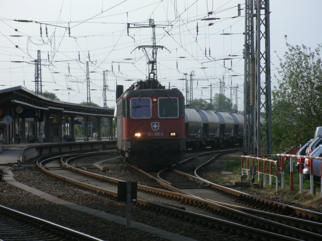 Nach einem kleinen Sprint zum nahgelegenden Bahn�bergang konnte ich die Re 421 396-3 beim Verlassen von Stralsund,am 14.Mai 2011,noch rechtzeitig fotografieren.