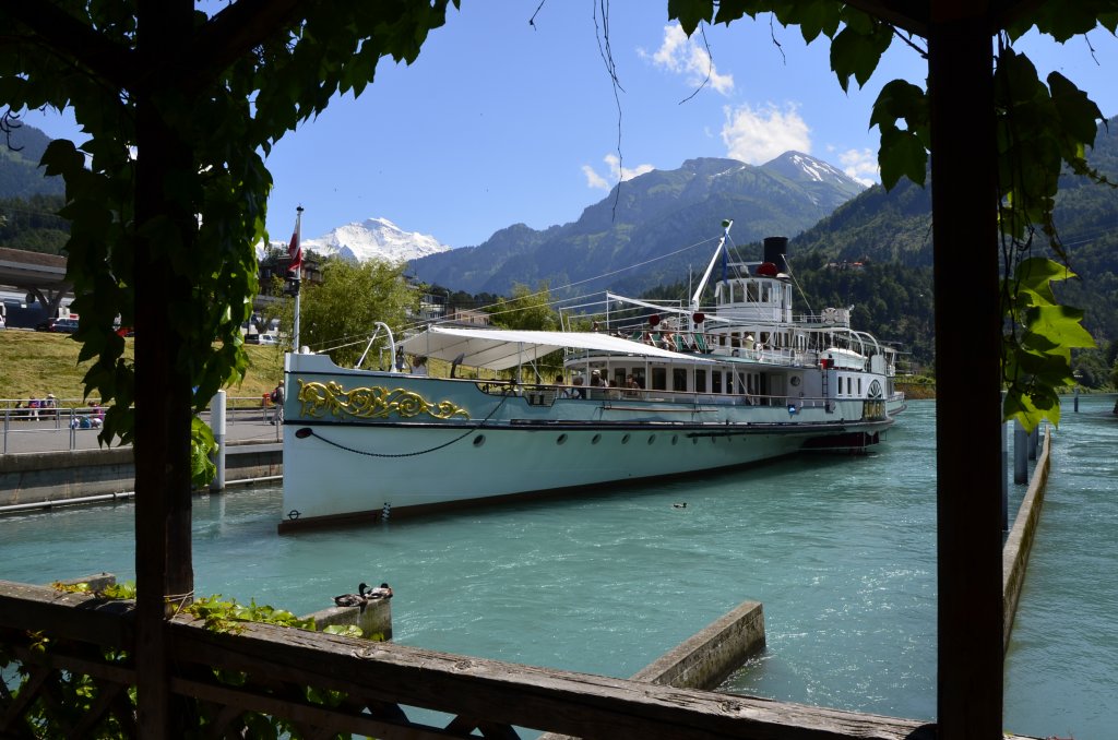 Nach gem�chlicher Fahrt �ber den Thuner See hat das DS Bl�mlisalp in Interlaken West angelegt. (01.07.2013)