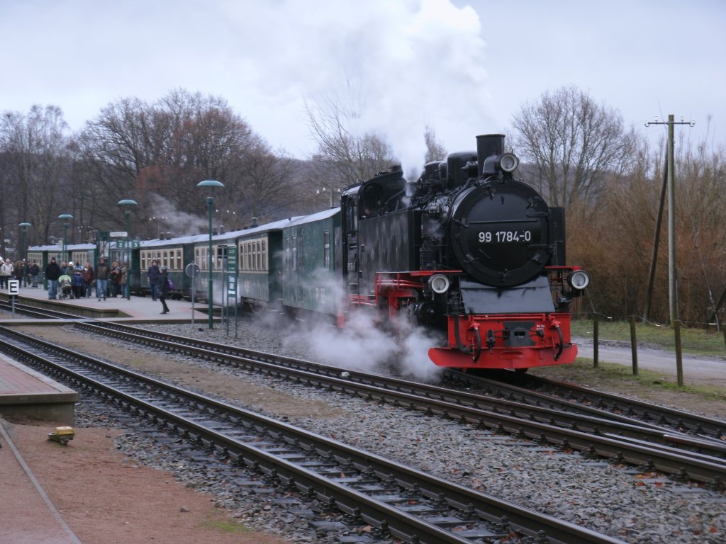 Nach der Kreuzung verlie 99 1784-0 mit dem P 102 Ghren-Lauterbach Mole,am 02.Januar 2013,Binz LB.