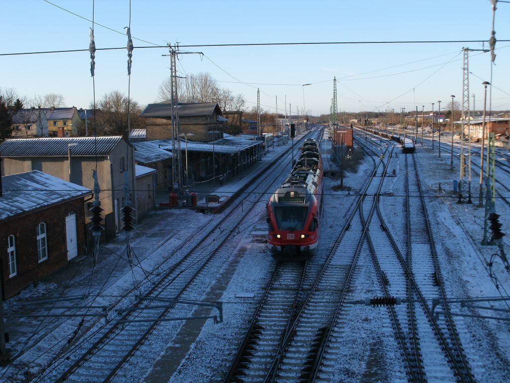 Nach zwei Minuten Aufenthalt in Bergen/Rgen ging es fr 429 028 am 12.Februar 2011 als RE Rostock-Sassnitz weiter. 