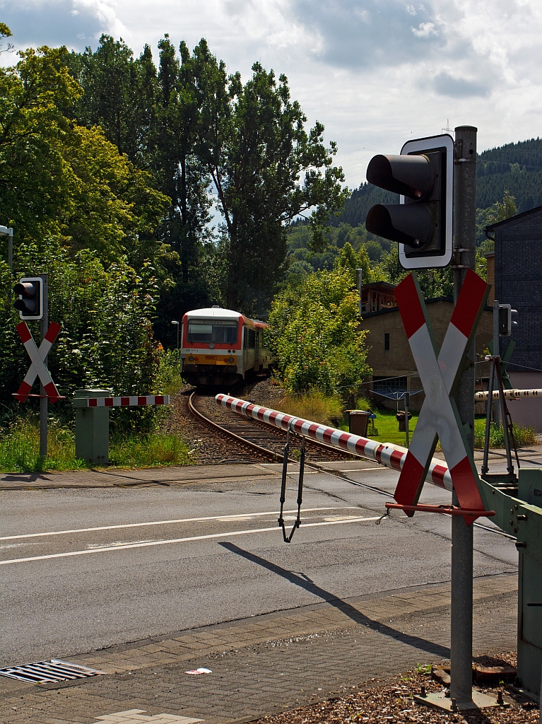 Nachschu: Diesel-Triebzug 928 677-4 / 628 677-7 Daadetalbahn der Westerwaldbahn (WEBA) hat am 04.08.2012 den Haltepunkt Alsdorf verlassen und den Bahnbergang berquert, nun fhrt er weiter in Richtung Daaden. 